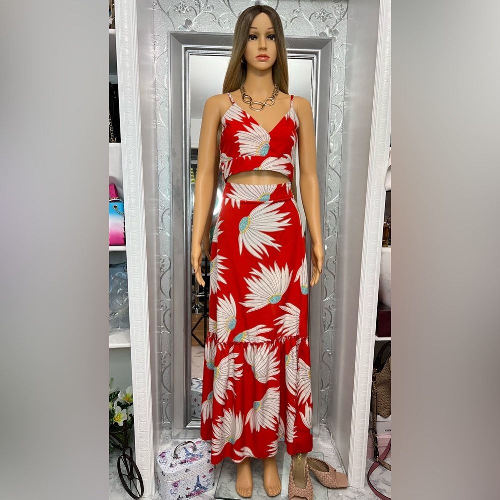 Conjunto de dos piezas,tiras graduables en la blusa y la falda con abertura